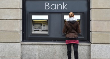 Как обезопасить себя от мошенников при снятии денег в банкомате?