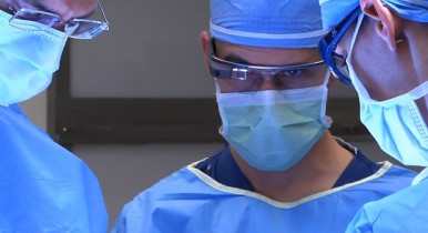 Американские студенты-медики будут оперировать в Google Glass