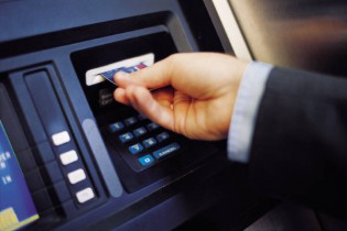 НБУ пересмотрел ограничение на снятие наличной валюты с банковских карт