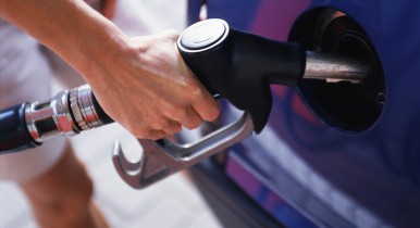 Продажи бензина на АЗС упали на 25,6%