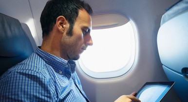 В ЕС разрешили пользоваться мобильными в самолетах