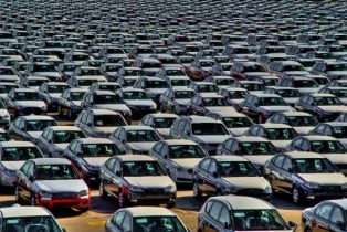 Продажи новых автомобилей в Украине упали вдвое