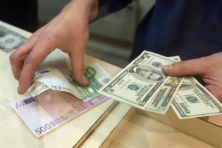 НБУ продал банкам доллары на обменники по 12,95 гривен