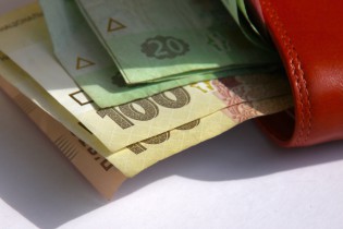 Средняя зарплата в Украине выросла на 3% — до 3481 грн