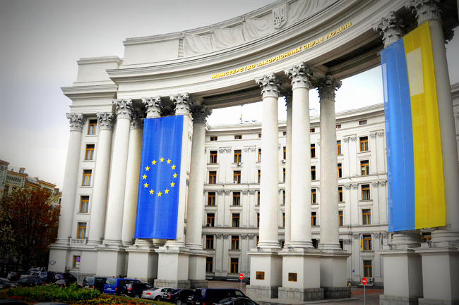 МИД: украинцы смогут ездить в ЕС без виз осенью 2015-го