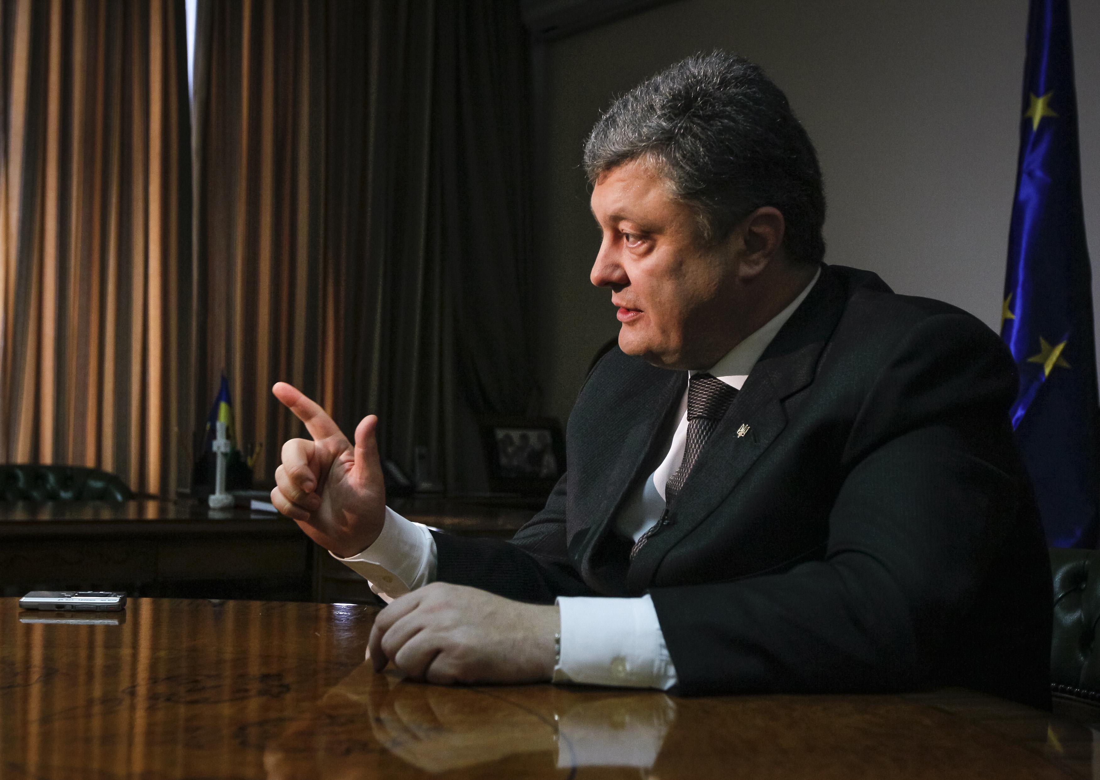 Порошенко дал украинское гражданство трем иностранным кандидатам на посты министров