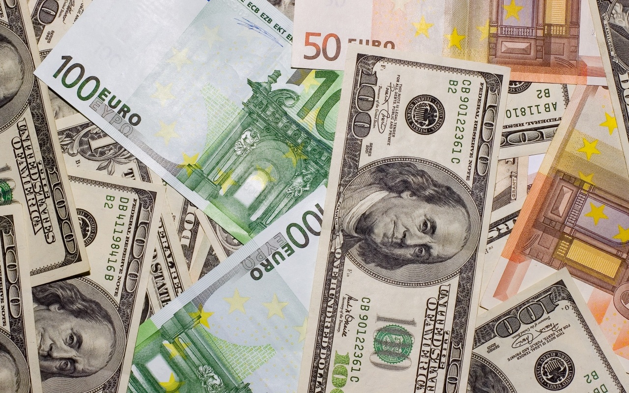 В России евро и доллар достигли новых исторических максимумов