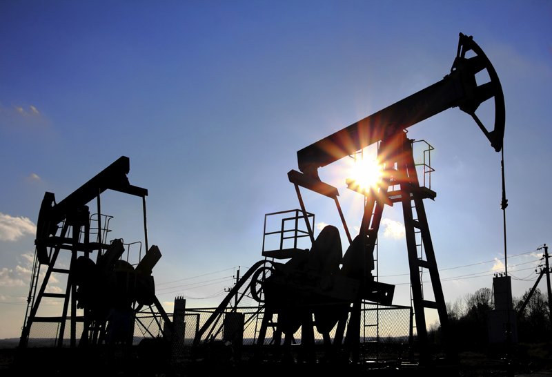 Цены на нефть снижаются пятую неделю подряд