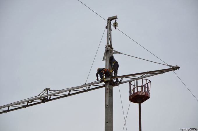 Украина частично прекратила поставки электричества в Крым