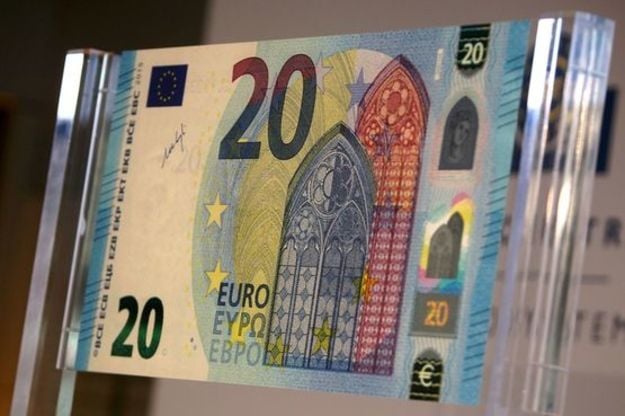 Центробанки стран Еврозоны со среды, 25 ноября, воодят в обращение новые банкноты номиналом 20 евро.