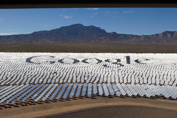  Холдинг Alphabet Inc., управляющий активами компании Google завершил пять сделок на покупку энергии, производимой электростанциями в США, Чили и Швеции общей мощностью 781 мегаватт солнечной и ветровой энергии, сообщает Bloomberg.