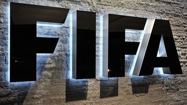 Речь идет о сумме, которая колеблется приблизительно между 50 и 100 миллионами долларовМинистерство юстиции Швейцарии заморозило миллионы франков на счетах, принадлежащих Международной федерации футбольных ассоциаций (ФИФА), сообщает Reuters.