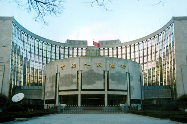 Народный банк Китая запретил нескольким иностранным банкам производить ряд валютных операций до конца марта следующего года, передает агентство Рейтер со ссылкой на источники, знакомые с материалами директивы.