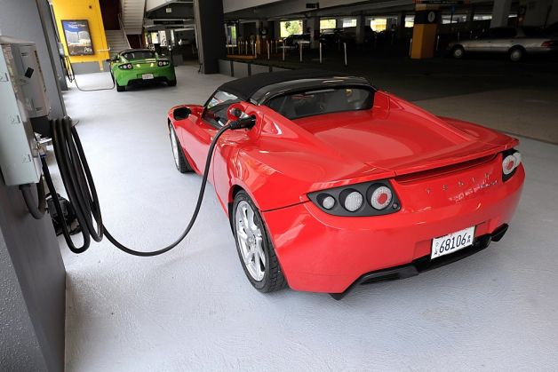 Tesla Motors разрабатывает автоматическую зарядную систему для электромобилей