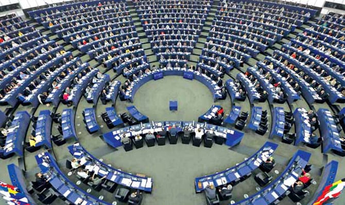 Европарламент рекомендовал ЕС расширить санкции против России на международные финоперации