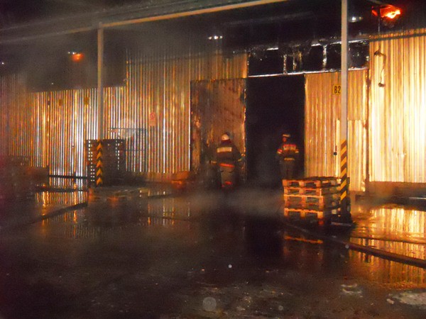 Сильный пожар в Киеве уничтожил товар на складе крупного интернет-магазина