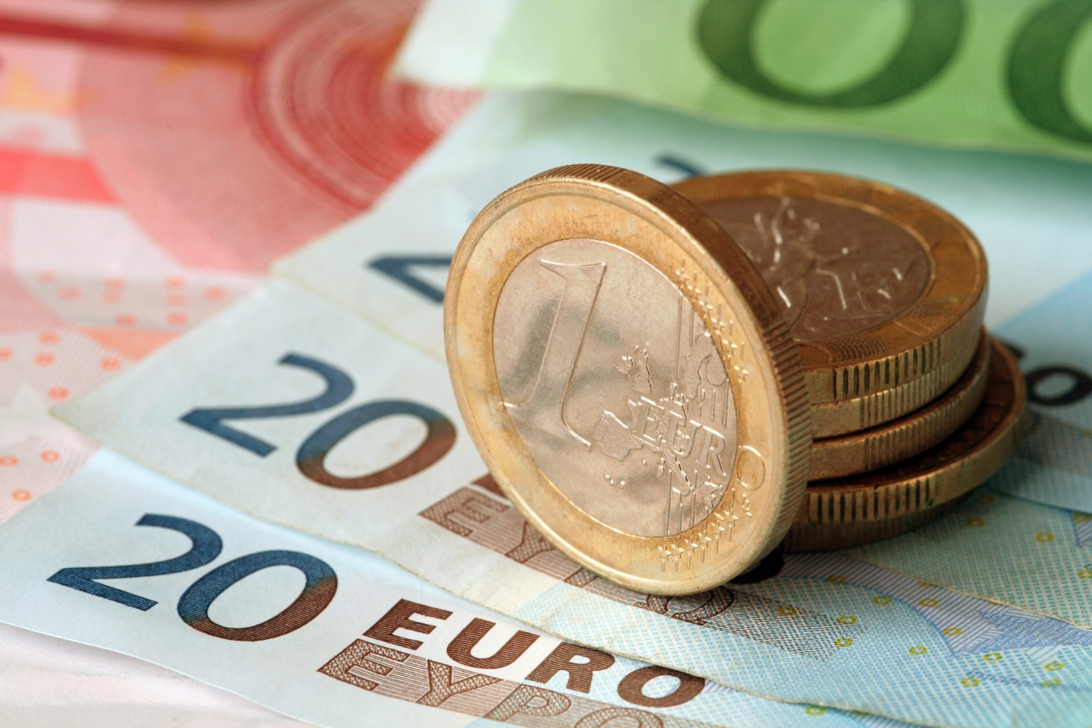 Курс евро вырос в ожидании запуска QE в еврозоне