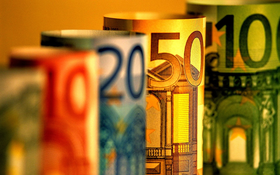 Евро стабилизировался после падения на фоне опасений за Грецию