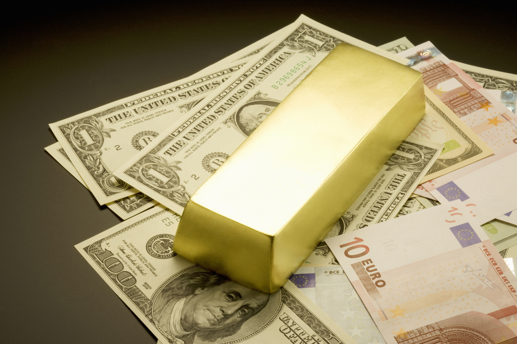 Евро дешевеет, а золото снова растет в цене