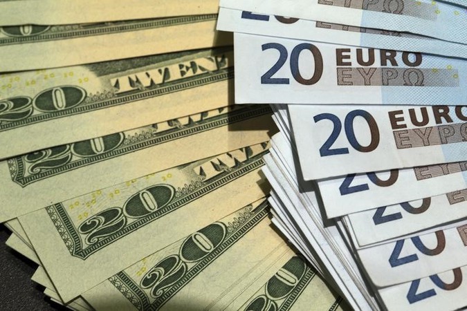 Доллар дешевеет по отношению к евро