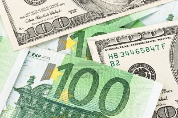 Американский доллар слабо дорожает к евро