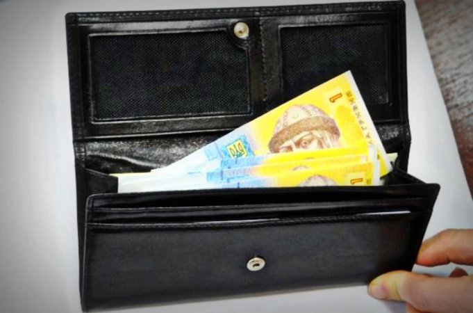В январе средняя зарплата в Украине уменьшилась почти на 14%