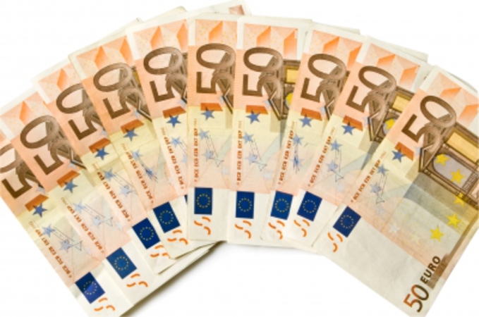 Курс евро обновил минимум к доллару