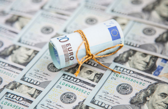 На мировых рынках доллар растет к евро