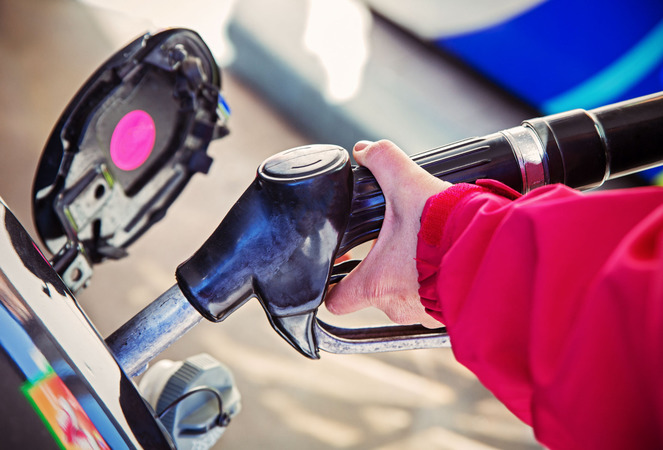 В Украине продолжает дешеветь бензин