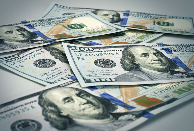 Доллар слабо дорожает к мировым валютам