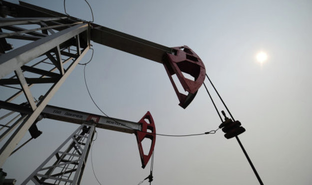 Цена на нефть корректируются вверх после резкого снижения накануне