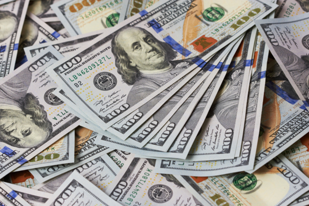 Доллар колеблется к мировым валютам