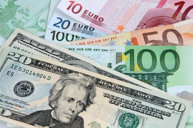 Доллар укрепляется к евро
