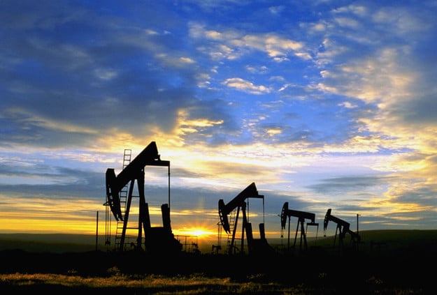 Цены на нефть снижаются в преддверии статистики по запасам в США