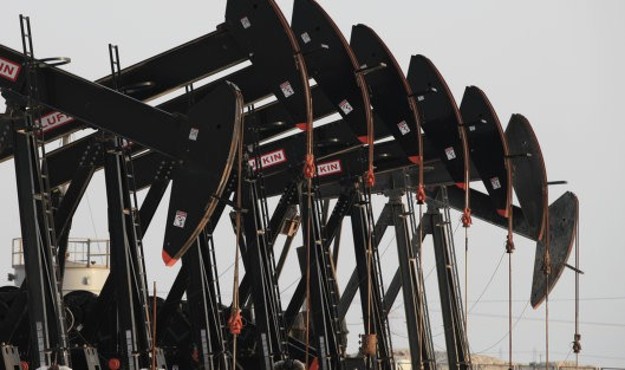 Нефть снижается на опасениях переизбытка на рынке
