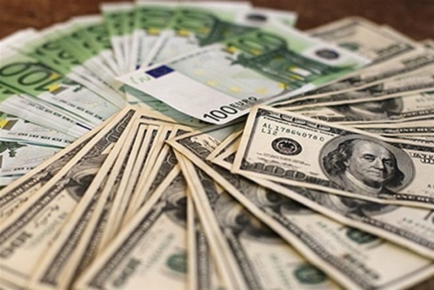Доллар растет к мировым валютам