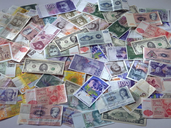 Bloomberg назвал десять валют, которым грозит девальвация