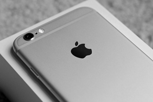 Акции Apple резко подешевели после презентации новых iPhone