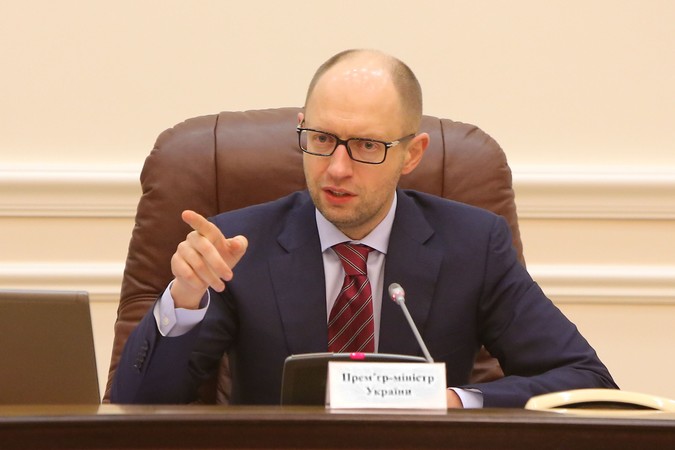Яценюк обязал глав райадминистраций выплатить долги по зарплатам