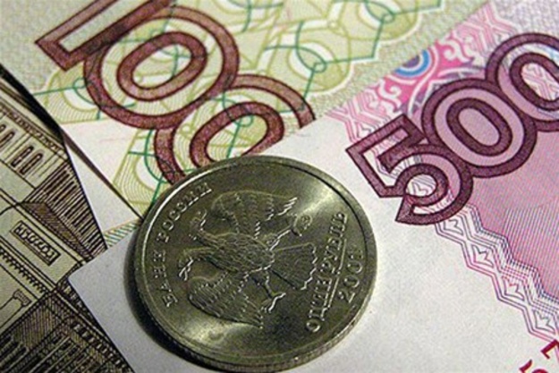 Российский рубль начал торги на Московской бирже в понедельник с резкого снижения.