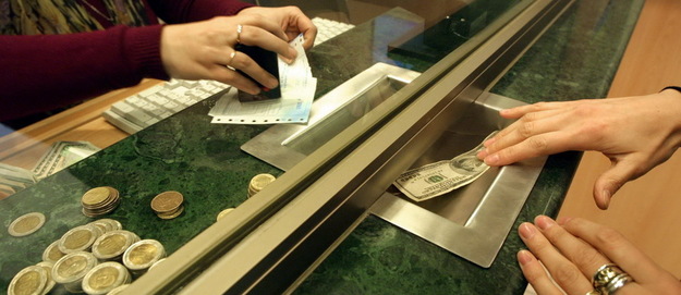 В Азербайджане обмен валюты отныне не будет проводиться вне головных офисов, филиалов и отделений банков.