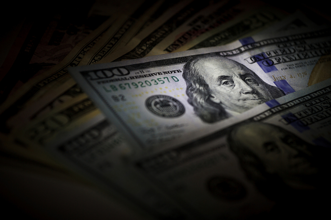 Доллар на межбанке сегодня продается по 24,80, на черном рынке - по 27,3. 2,5 гривны - внушительная разница.