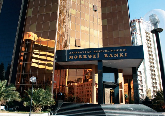 Центральный банк Азербайджана повысил ключевую процентную ставку впервые за 5 лет в попытке восстановить доверие к национальной валюте после падение цен на нефть.