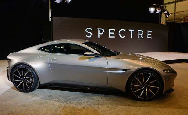 Aston Martin DB10 который участвовал в съемках бондианы «Спектр» продали на аукционе за 2,4 млн фунтов стерлингов.