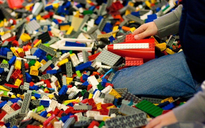 Прибыль Lego за 2015 год выросла на 31% в основном из-за новой компьютерной игры, котороя позволила совместить традиционное строительство из блоков Lego c консольной игрой.