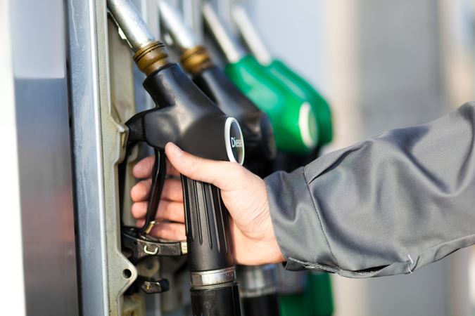 Средние цены на АЗС на бензин, дизель и газ выросли после вчерашнего падения.