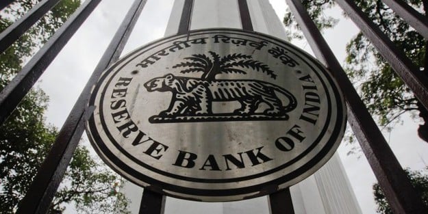 Центральный банк Индии урезал ключевую процентную ставку впервые за 6 месяцев и раздумывает над дальнейшем смягчением монетарной политики.