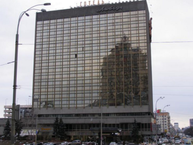 Хозяйственный суд Киева решил выселить переходный РВС Банк из помещения гостиничного комплекса «Лыбидь» (пл.