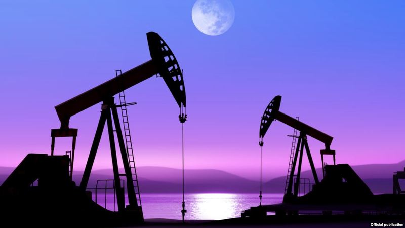Международное энергетическое агентство заявляет, что избыток нефти на глобальных рынках закончится во второй половине этого года.
