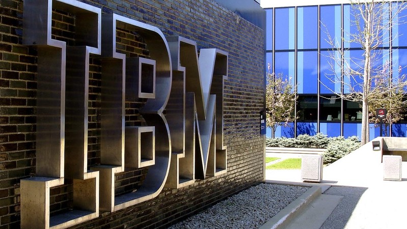 Один из крупнейших в мире производителей и поставщиков аппаратного и программного обеспечения IBM объявил о худшем доходе за 14 лет.